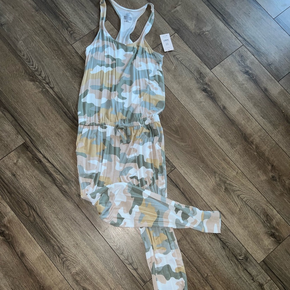 ❤️ Brand New Secret Treasures Camo Romper size small